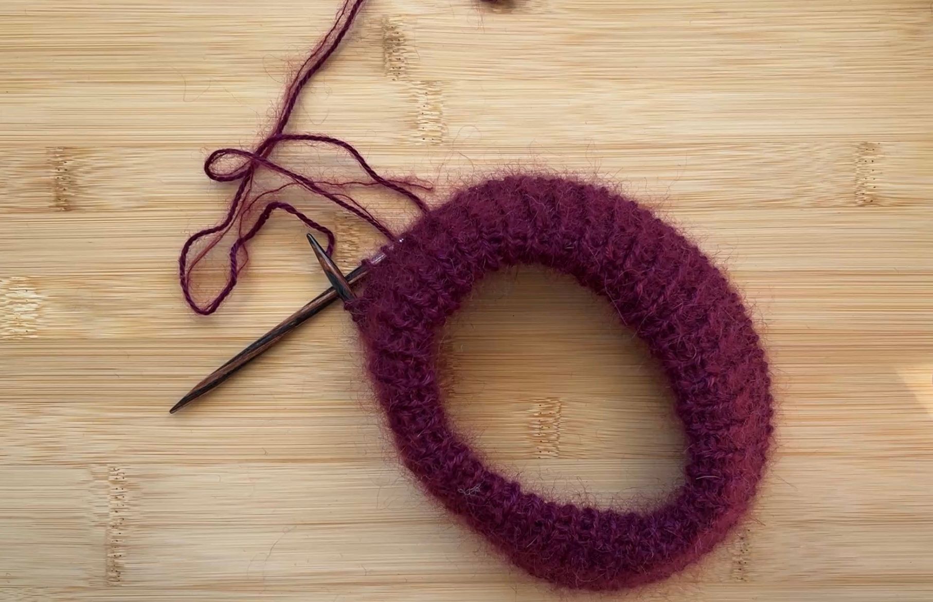 Come iniziare un maglione top down con il collo doppio