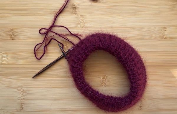 Come iniziare un maglione top down con il collo doppio